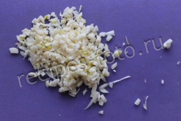 Салат из сыра и яиц с чесноком