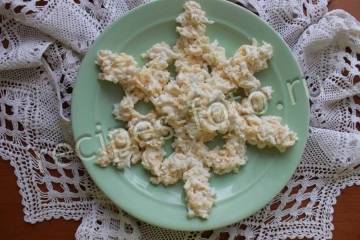 Салат из сыра и яиц с чесноком