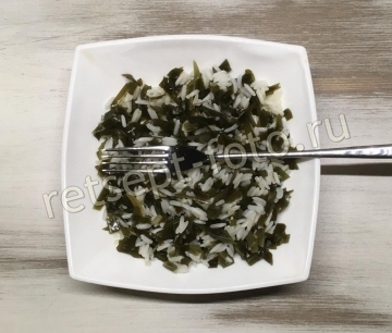 Салат из сырых шампиньонов с морской капустой и рисом
