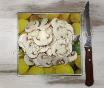 Салат из сырых шампиньонов с морской капустой и рисом