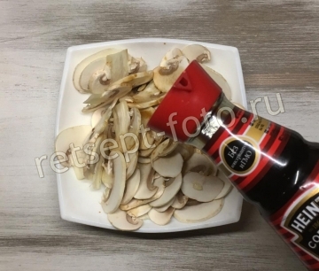 Салат из сырых шампиньонов с морской капустой и рисом