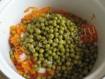Салат из вареной моркови и горошка