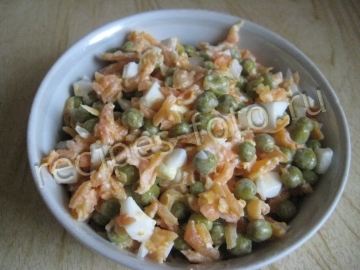 Салат из вареной моркови и горошка