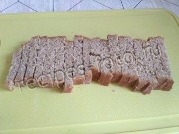Салат на скорую руку с крабовыми палочками и сухариками