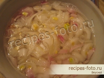 Салат с ананасами, курицей, яйцом и сыром