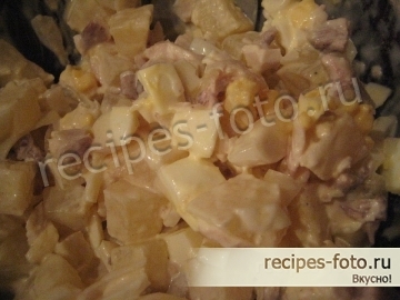 Салат с ананасами, курицей, яйцом и сыром
