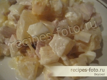Салат с ананасами, курицей, яйцом и сыром