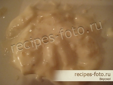 Салат с ананасами, сыром и чесноком без мяса