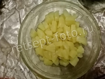 Салат с ананасом, черносливом и сыром без мяса