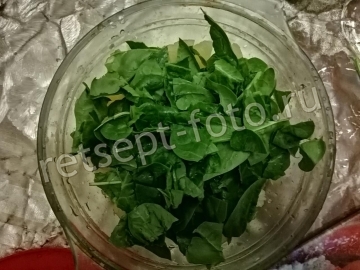 Салат с ананасом, черносливом и сыром без мяса