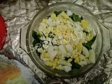 Салат с ананасом, черносливом и сыром без мяса