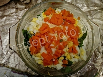 Салат с ананасом, черносливом и сыром без мяса