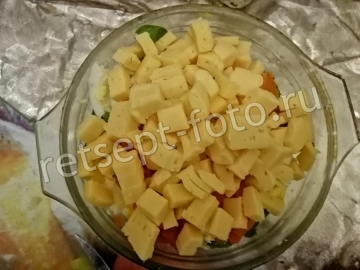 Салат с ананасом, черносливом и сыром без мяса