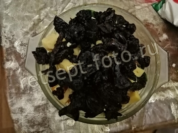 Салат с ананасом, черносливом и сыром без мяса
