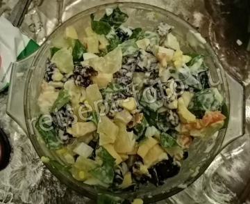 Салат с ананасом, черносливом и сыром без мяса