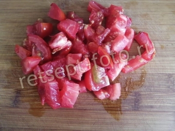 Салат с фасолью, колбасой и сыром