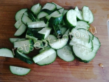 Салат с фасолью, колбасой и сыром