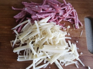 Салат с фасолью, колбасой и сыром