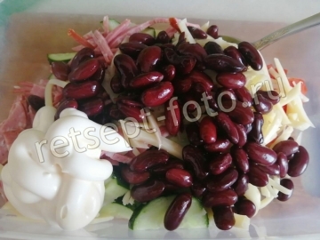 Салат с фасолью, колбасой и сыром