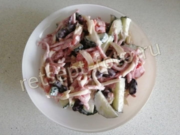 Салат с фасолью, колбасой и сыром