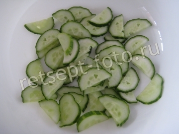 Салат с фетой, помидорами и огурцами