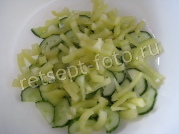 Салат с фетой, помидорами и огурцами