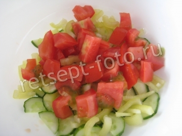 Салат с фетой, помидорами и огурцами