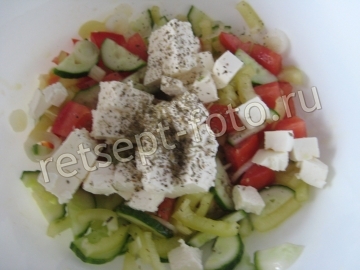 Салат с фетой, помидорами и огурцами