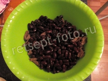 Салат с говядиной, фасолью и грибами