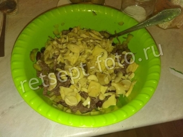 Салат с говядиной, фасолью и грибами