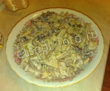 Салат с говядиной, фасолью и грибами