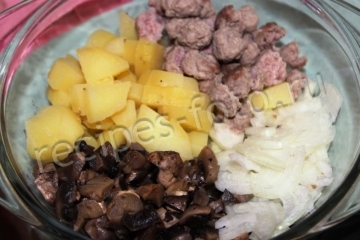 Салат с мясными шариками, грибами и сухариками