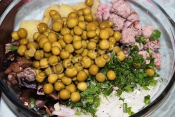 Салат с мясными шариками, грибами и сухариками