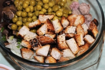 Салат с мясными шариками, грибами и сухариками