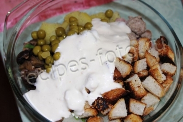Салат с мясными шариками, грибами и сухариками