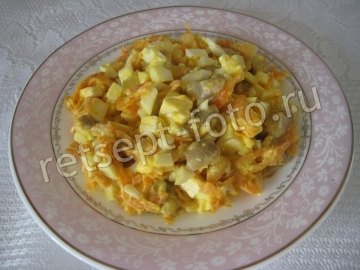 Салат с грибами и жареной морковкой с луком