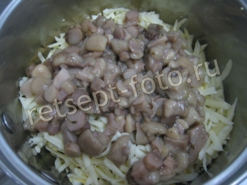 Салат с грибами, кукурузой и оливками