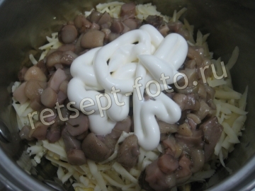 Салат с грибами, кукурузой и оливками