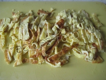 Салат с яичными блинами и грибами