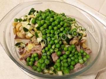Салат с языком, грибами и горошком