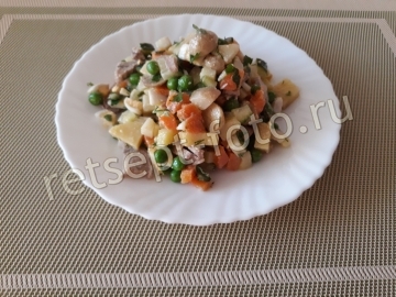 Салат с языком, грибами и горошком