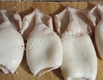 Салат с кальмарами и горошком