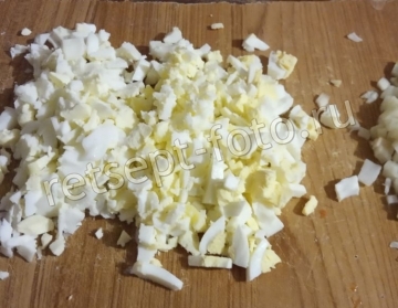 Салат с кальмарами и горошком