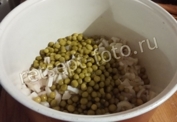 Салат с кальмарами и горошком