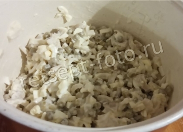 Салат с кальмарами и горошком
