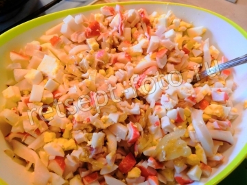 Салат с кальмарами и крабовыми палочками