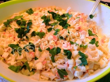 Салат с кальмарами и крабовыми палочками