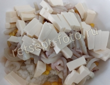 Салат с кальмарами и рисом