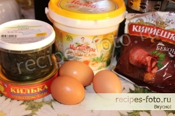 Салат с килькой в томате, кириешками и морской капустой