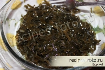 Салат с килькой в томате, кириешками и морской капустой